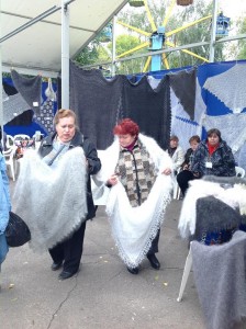 Демонстрация урюпинских платков